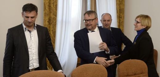 Ministr dopravy Ťok a ministryně pro místní rozvoj K. Šlechtová na jednání.