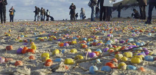 Německý ostrov Langeoog zaplavily tisíce plastových vajíček.