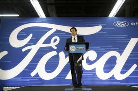 Šéf automobilky Ford Mark Fields oznamuje, že nová továrna v Mexiku nebude.
