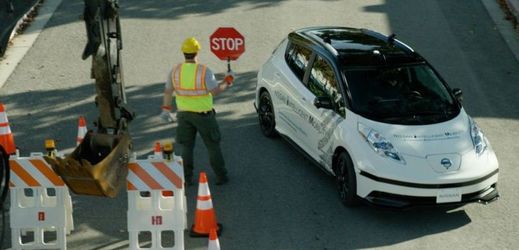 Nečekaná překážka v autonomní jízdě, vozidlu pomůže mobility manažer.