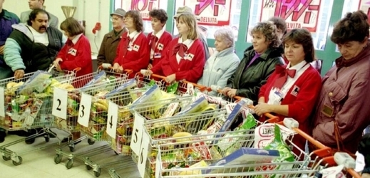 Slavnostní křest nejnovějšího supermarketu Delvita v Olomouci roku 1997.