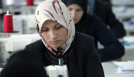 Syrské uprchlice se zaučují v šicí dílně v táboře pro uprchlíky v blízkosti města Kilis v jihovýchodním Turecku.
