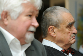 Bývalý politik a signatář Charty 77 Petr Pithart (vlevo) a bývalý ministr zahraničí Karel Schwarzenberg (uprostřed) na konferenci ke 40. výročí vzniku Charty 77 s názvem Charta vlastníma očima.