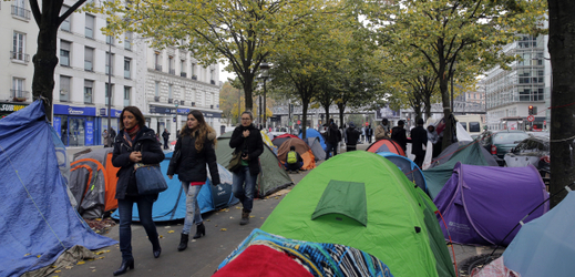 Migranti v ulicích Paříže.