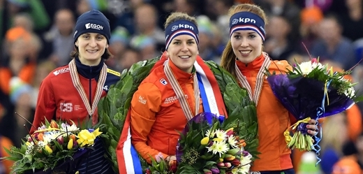 Rychlobruslařka Martina Sáblíková na stupních vítězů vedle Nizozemek Ireen Wüstové a Antoinetty de Jongové.