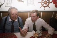Portugalský prezident Mário Soares (vlevo) a český prezident Václav Havel v rozhovoru během soukromé večeře v restauraci na Rašínově nábřeží (16. listopadu 1994).