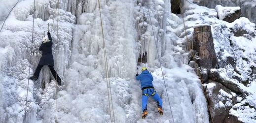 Ve Víru začala osmá sezona lezení na ledové stěně.