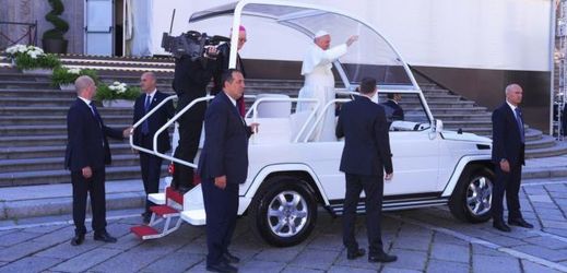Papež František ve svém autě.