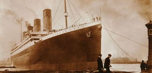 Nově objevené fotogryfie z výstavby Titaniku odstartovaly novou vlnu teorií o příčině jeho potopení.