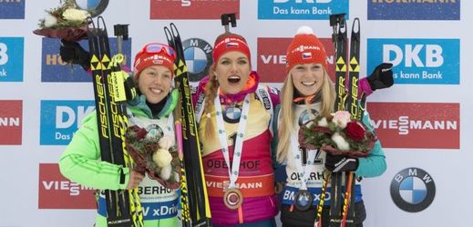 Vítězka závodu Gabriela Koukalová po boku se "stříbrnou" Laurou Dahlmeierovou (vlevo) a "bronzovou" Evou Puskarčíkovou (vpravo).