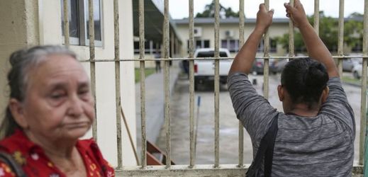 Rodinní příslušníci čekají před věznicí v Manaus, aby se dozvěděli jména vězňů, kteří zemřeli při vzpouře.