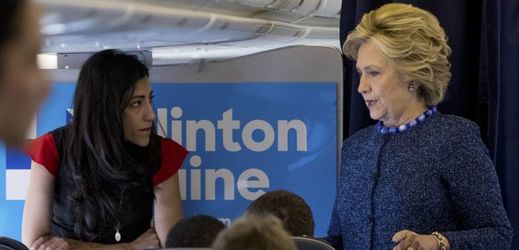 Hillary Clintonová (vpravo) na palubě svého letadla během prezidentské kampaně.