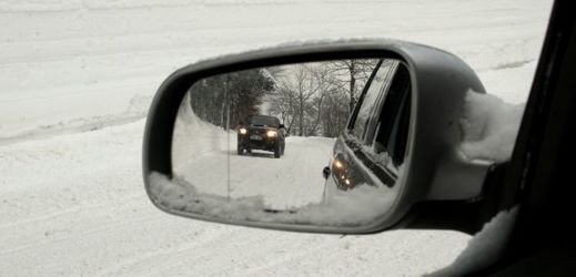 České silnice pod sněhem (ilustrační foto).