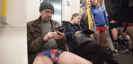 Vtipálci po celém světě o víkendu jezdili metrem bez kalhot.