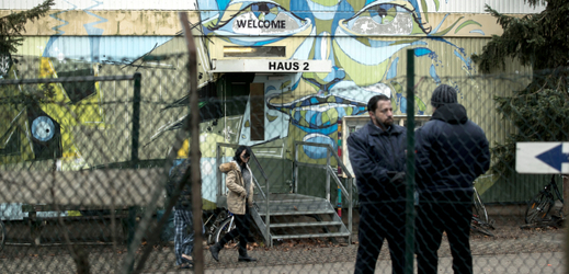 Ochranka v areálu uprchlického centra v Berlíně.