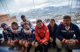 Martin Kolomý (vpravo) vyrazil spolu s týmem a závodníkem Martinem Prokopem (v červeném) na prohlídku bolivijského města La Paz.