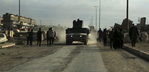Elitním iráckým jednotkám se v pondělí podařilo získat plnou kontrolu nad mosulskou čtvrtí Baladiját a obklíčily rovněž sousední Sukkar.