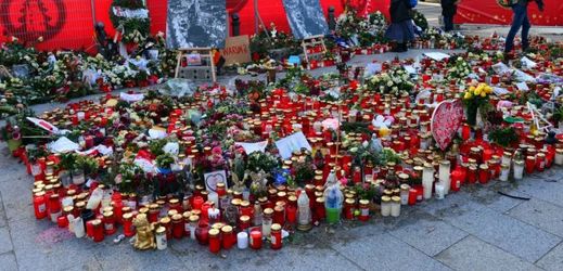 Uctění památky obětí na berlínském vánočním trhu.