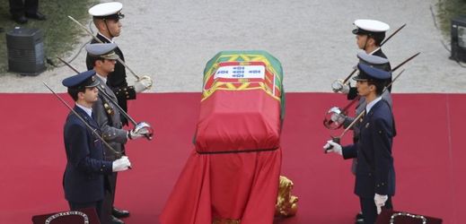 Tisíce Portugalců se rozloučily s exprezidentem Soaresem.