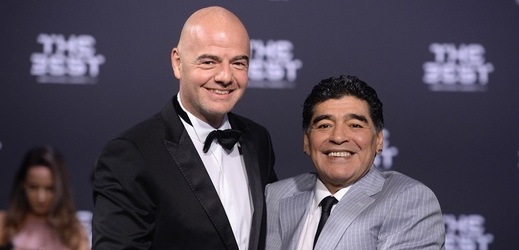 Bývalý argentinský reprezentant Diego Maradona a italský předseda fotbalového svazu FIFA Gianni Infantino.