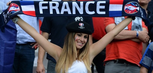 Fanynka domácí Francie při sledování mistrovství Evropy ve fotbale 2016.