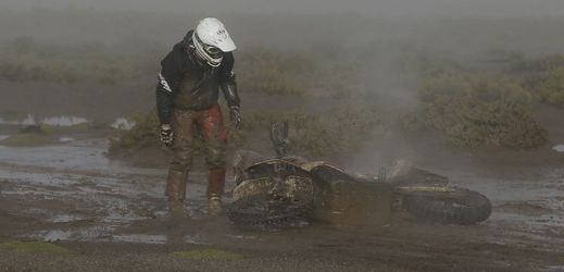 Účastníky Rally Dakar trápí počasí.