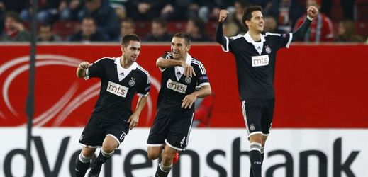 Hráči Partizanu slaví gól, na další v pohárech si počkají tři roky.