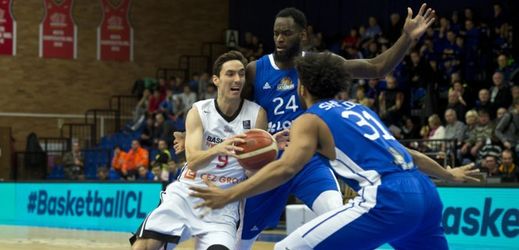 Těsná prohra v Řecku připravila basketbalisty Nymburku o možnost bojovat o čelo své skupiny.
