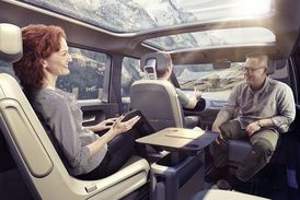 Variabilní sedadla a interaktivní síťové propojení otvírají cestujícím ve studii rozmanité možnosti.