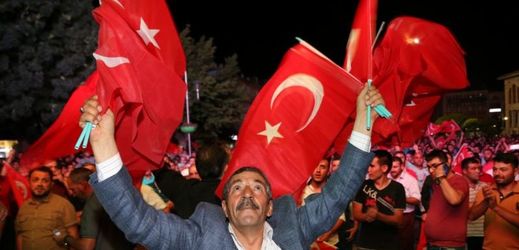 Lidé v Turecku reagují na pokus o převrat v červenci 2016.