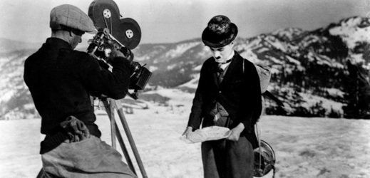 Charlie Chaplin na archivním snímku při natáčení filmu.
