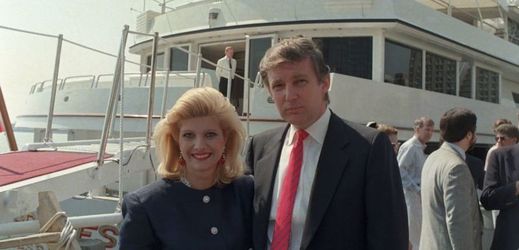 Dvaačtyřicetiletý Donald Trump se svou někdejší manželkou Ivanou.