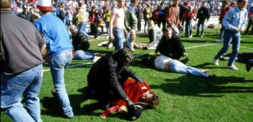 Chaos na trávníku na stadionu Hillsborough, kde se v roce 1989 stala největší tragédie v historii britského sportu.