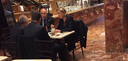 Le Penová v Trumpově sídle.