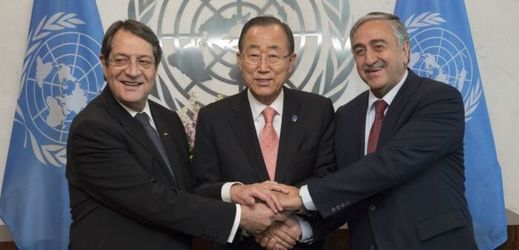 Mustafa Akinci a Nikos Anastasiadis s Ban Ki-moonem.
