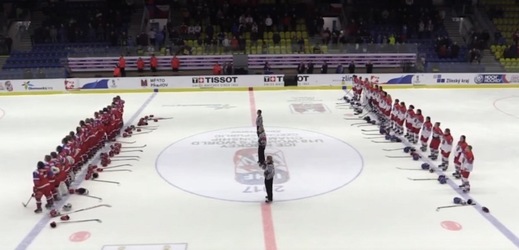 Ruská média zaznamenala, že čeští fanoušci vypískali ruskou hymnu po vítězství ruského týmu nad českou reprezentací ve středečním čtvrtfinále mistrovství světa mladých hokejistek v Přerově. 