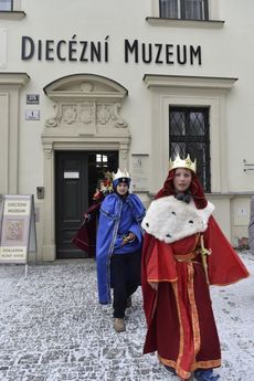 Na Tříkrálovou sbírku vyrazilo do ulic v olomoucké arcidiecézi, která zahrnuje kromě Olomouckého i část Zlínského kraje, přes 18 tisíc koledníků.