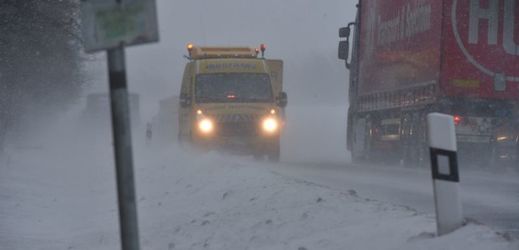 Silnice mezi Karlovými Vary a Plzní je kvůli sněhu a větru uzavřena.