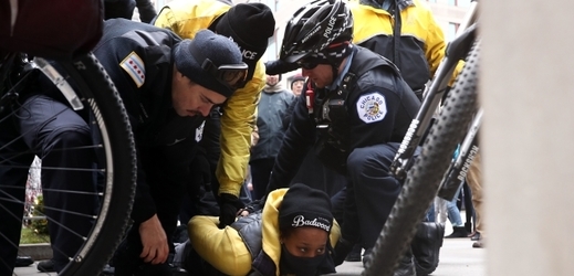 Zásah chicagské policie při demonstraci proti černému pátku.