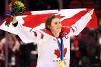 Loučení legendy. Hayley Wickenheiserová ukončila bohatou kariéru, během níž s Kanadou čtyřikrát vyhrála olympiádu.