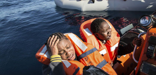 Ve Středozemním moři ztroskotala loď s více než stovku migrantů.