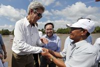 John Kerry a Vo Van Tan.