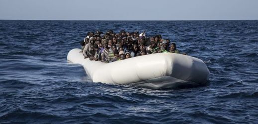 Pátrání ve Středozemním moři stále pokračuje (ilustrační foto).