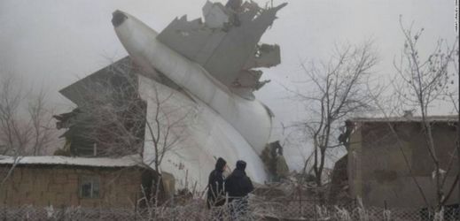 Nákladní letadlo se ve snaze o mezipřistání zřítilo na vesnici, kde zahynulo 32 lidí.