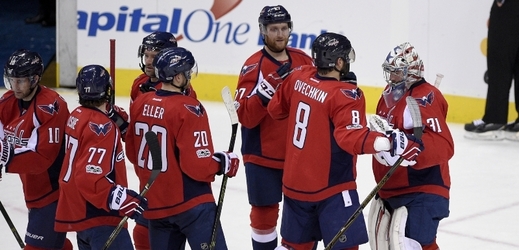 Hokejisté Washingtonu porazili v nedělním utkání NHL Philadelphii 5:0 a prodloužili svou vítěznou sérii na devět zápasů.