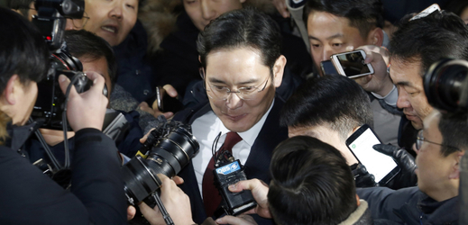 Šéf jihokorejského podniku Samsung Group I Če-jong v obležení novinářů.