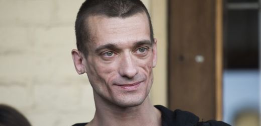 Umělec Pavlenskij prchá z Ruska, chce žádat ve Francii o azyl.