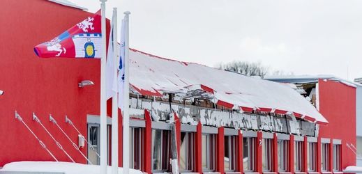 Zřícená střecha sportovní haly v České Třebové.