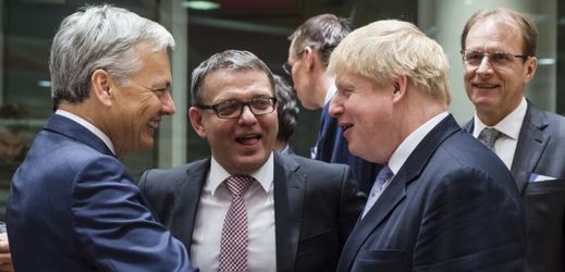 Zleva: belgický ministr zahraničí Didier Reynders, český ministr Lubomír Zaorálek a britský šéf diplomacie Boris Johnson.