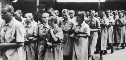 Záběr z koncentračního tábora.